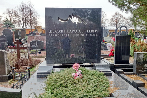 Полированное надгробье из чёрного камня с вырезом сложной формы